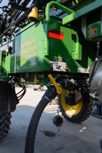 napełnianie opryskiwacza środkami chwastobójczymi